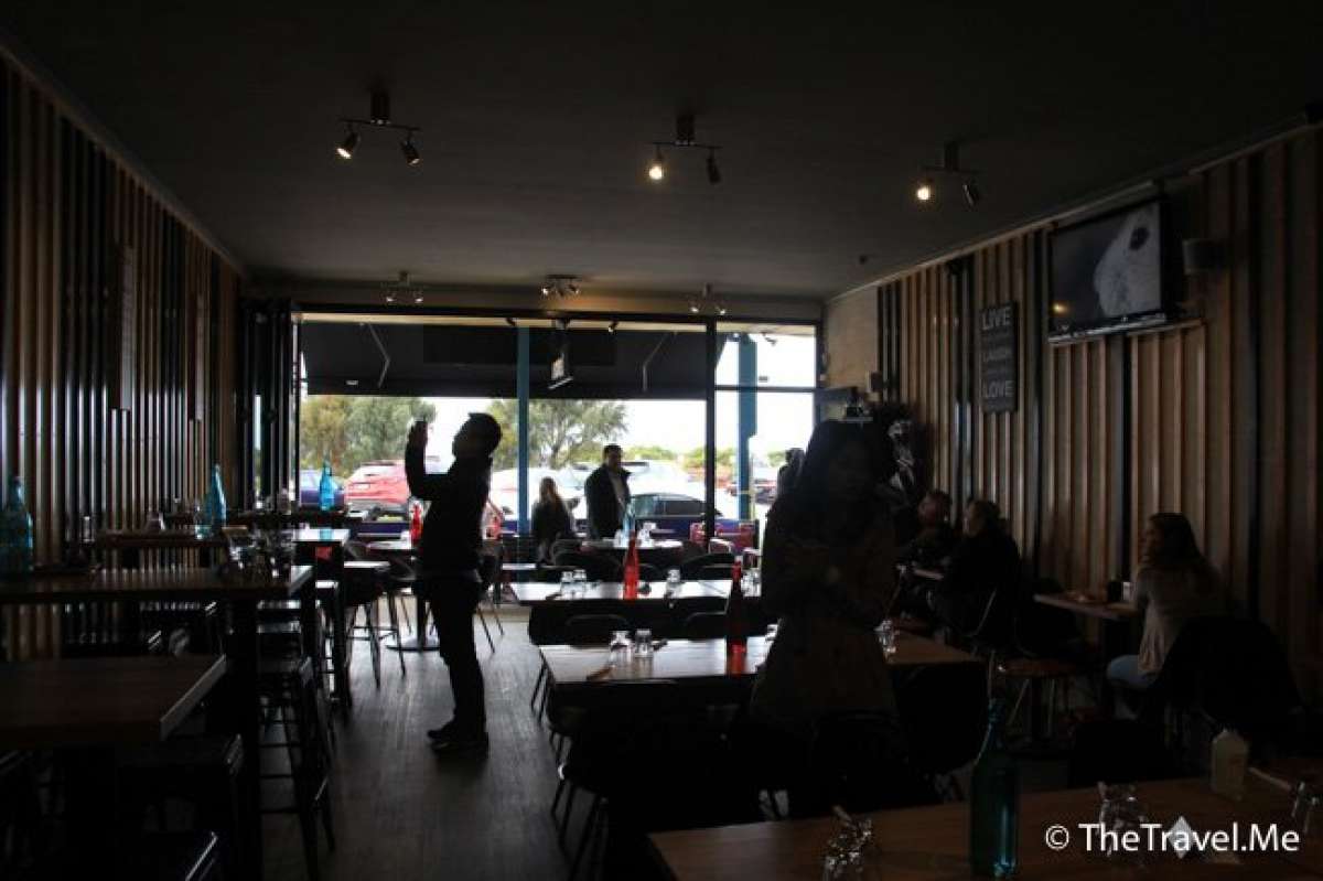 Waves Cafe — photograph 3